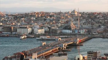 Arabalar gün batımında Galata Köprüsü 'ne gidiyor. Galata Kulesi' nin genel planı. Gün batımında Mavi Cami