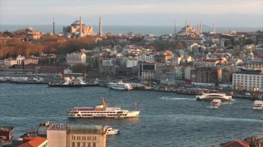 Akşam güneşi, Mavi Cami ve Ayasofya 'yı aydınlatıyor. İstanbullar 'ın katedrallerinden ve Altın Boynuz Boğazı' ndan oluşan geniş bir çerçeve.