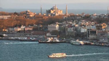 Akşam güneşi Ayasofya 'yı aydınlatıyor. İstanbullar 'ın katedrallerinden ve Altın Boynuz Boğazı' ndan oluşan geniş bir çerçeve.