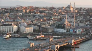 Akşam güneşi, Mavi Cami ve Marche Yeni Cami 'yi aydınlatıyor. İstanbullar 'ın katedrallerinden ve Altın Boynuz Boğazı' ndan oluşan geniş bir çerçeve.
