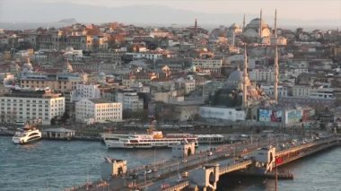 Akşam güneşi, Mavi Cami ve Marche Yeni Cami 'yi aydınlatıyor. İstanbullar 'ın katedrallerinden ve Altın Boynuz Boğazı' ndan oluşan geniş bir çerçeve.