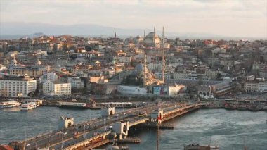 Akşamları Mavi Cami ve Marche Yeni Cami. İstanbullar 'ın katedrallerinden ve Altın Boynuz Boğazı' ndan oluşan geniş bir çerçeve.