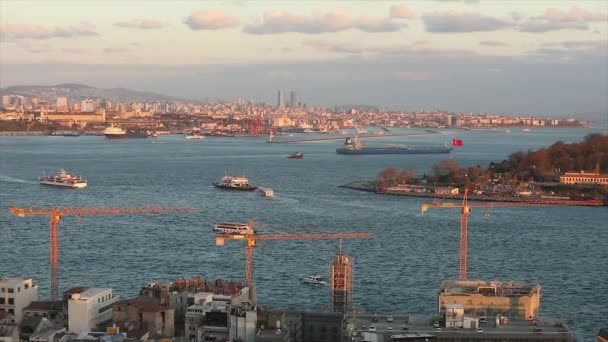 Żurawie budowlane na wybrzeżach Bosforu, Stambuł, Turcja. 10 kwietnia 2019 — Wideo stockowe