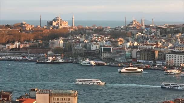 Die Abendsonne erhellt die Blaue Moschee und die Hagia Sophia. Ein weites Bild von Istanbuls Kathedralen und der Meerenge vom Goldenen Horn am Abend zur goldenen Stunde. 10. April 2019 — Stockvideo