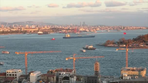 Seehafen- und Frachtschiffe im Bosporus bei Sonnenuntergang im Sommer. 10. April 2019 — Stockvideo