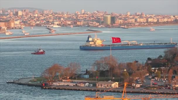 Velká nákladní loď na pozadí turecké vlajky v Bosporu — Stock video