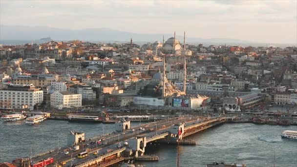 A Kék Mecset és Marche Yeni Cami este. Az Istanbuls katedrálisok és az Aranyszarv-szoros széles kerete esténként, az arany órában — Stock videók