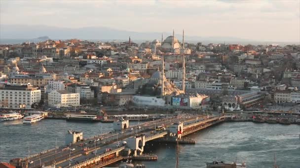 "Голубой огонек" и Marche Yeni Cami вечером. Широкая рамка кафедральных соборов и пролива Золотой Рог вечером в золотой час — стоковое видео