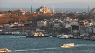 Gün batımında Ayasofya 'nın güzel manzarası, arka planda dağlar. 10 Nisan 2019