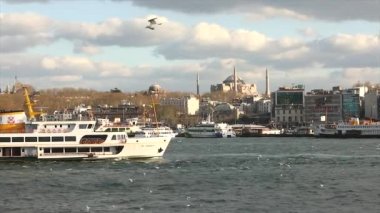 Turist gemisi Ayasofya 'nın arka planında yelken açıyor. Hindi, İstanbul. 10 Nisan 2019