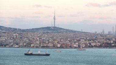 İstanbul 'daki TV Kulesi Boğaz' dan bakıyor. Kargo gemisi Boğaz 'la yola çıkıyor. İstanbul manzarası ve Boğaziçi TV kulesi. 10 Nisan 2019