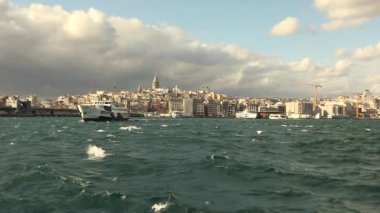 Bosphorus 'ta martı ve dalga atan Moshn, gemi yelken açar.