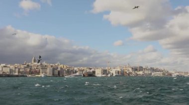 Bosphorus 'ta martı ve dalga atan Moshn, gemi yelken açar.