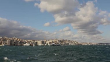 Yavaş çekim yazında, martılar rüzgarlı havada Boğaz 'ın üzerinden uçarlar.