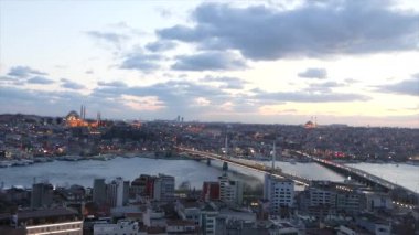 Akşamları Atatürk Köprüsü ve Altın Boynuz Köprüsü 'nün güzel manzarası, çok güzel aydınlatılmış bir şehir.