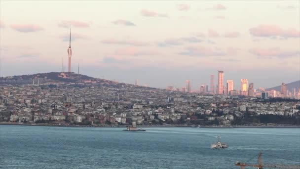 TV Tower Isztambulban kilátás a Bosphorus. A teherhajó a Boszporuszon hajózik. Kilátás Isztambulra és a tévétoronyra a Boszporuszon keresztül — Stock videók