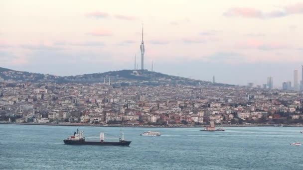 TV Tower Isztambulban kilátás a Bosphorus. A teherhajó a Boszporuszon hajózik. Kilátás Isztambulra és a tévétoronyra a Boszporuszon keresztül. 2019. április 10. — Stock videók