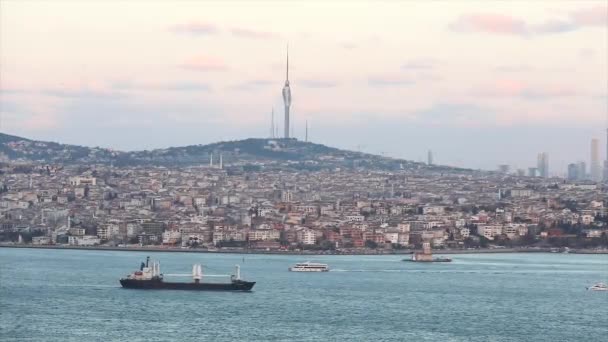 通过博斯普鲁斯海峡观看伊斯坦布尔的电视塔。通过博斯普鲁斯海峡看伊斯坦布尔和电视塔 — 图库视频影像