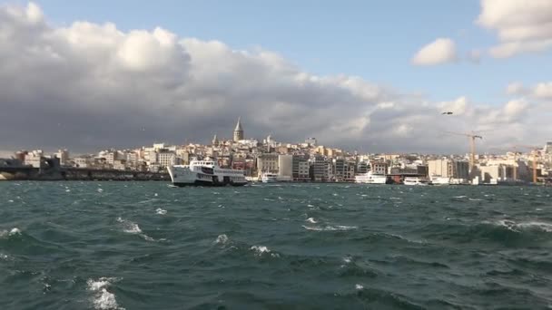 船在博斯普鲁斯海峡缓慢地驶过，发出沙沙声和海浪 — 图库视频影像