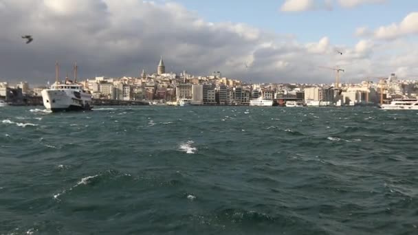 Lentement mouettes de tir et vagues dans le Bosphore, le navire navigue par — Video