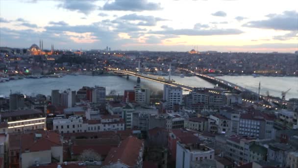 Gyönyörű kilátás nyílik az Atatürk hídra és a Golden Horn hídra este, egy gyönyörűen megvilágított városra — Stock videók