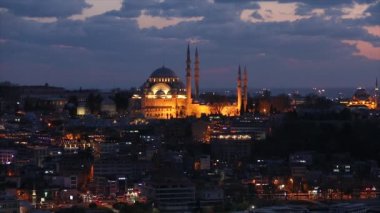 Gün batımında mavi cami, caminin üzerinde güzel bulutlar. İstanbul ve Türkiye 'yi geziyor