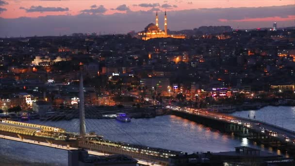 Istanbul di malam hari, jembatan melintasi Tanduk Emas. Jembatan Ataturk dan Jembatan Golden Horn di malam hari — Stok Video