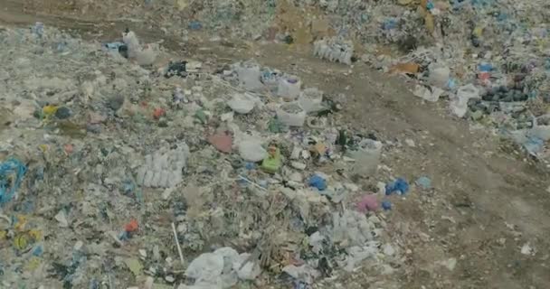 Volando su un bidone della spazzatura, sorvolando una discarica cittadina, la gente in una discarica — Video Stock