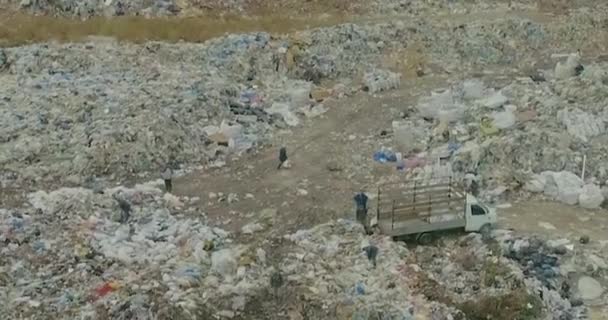 Arazi sahasının üzerinden uçuş, yukarıdan çöp yığını, çevre kirliliği — Stok video