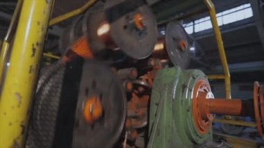 Bakır kabloyu karıştırıyorum. Makine bir fabrikada bakır telleri karıştırıyor. Kablo üretimi için bitki. Bakır kabloya yakın çekim.