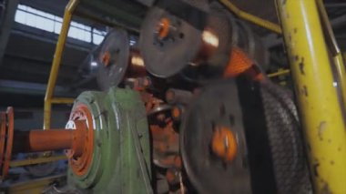 Bakır kabloyu karıştırıyorum. Makine bir fabrikada bakır telleri karıştırıyor. Kablo üretimi için bitki. Bakır kabloya yakın çekim.