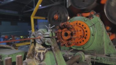 Bakır kabloyu karıştırıyorum. Makine bir fabrikada bakır telleri karıştırıyor. Kablo üretimi için bitki. Bakır kabloya yakın çekim.