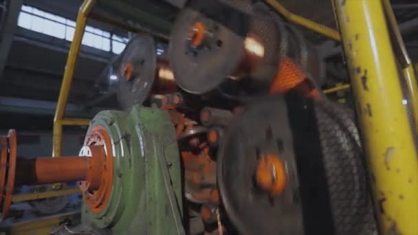 Mezclando alambre de cobre. La máquina mezcla alambre de cobre en una fábrica. Planta para la producción del cable. Primer plano de un cable de cobre. — Vídeo de stock