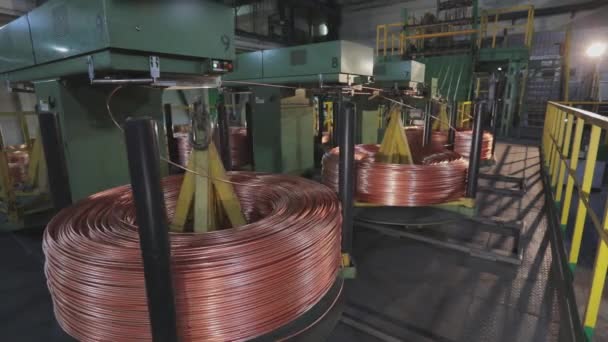 近代的なケーブル工場。ケーブルの製造。接近中だ。工場でのケーブルワイヤ製造と機械. — ストック動画