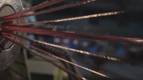 Rézhuzal keverése. A kábel gyártására szolgáló üzem. Rézkábel közeli felvétele. — Stock videók
