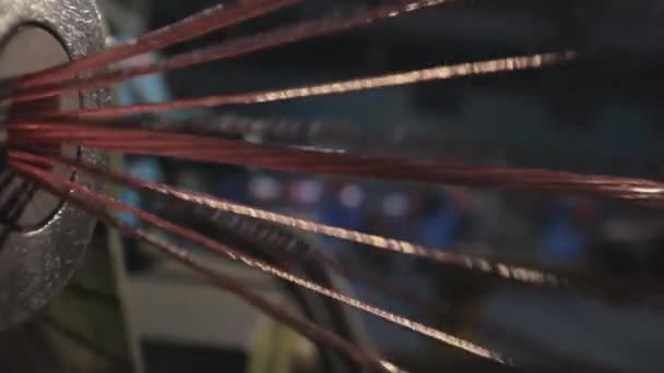 Mezclando alambre de cobre. Planta para la producción del cable. Primer plano de un cable de cobre. — Vídeos de Stock