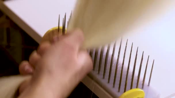 Produzione di parrucche, primo piano delle mani femminili. Pettinatura capelli parrucca — Video Stock