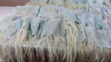 Sahte saç. Uzatmak için saç. Sarı sahte saç. Gerçek sarı saç değil.