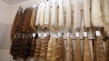 Kürsüde çok fazla doğal saç var. Sarı saçlar ayakta