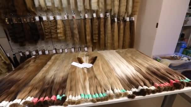 Natuurlijk vrouwelijk haar, mooi vrouwelijk haar. Lange hair extensions in de salon — Stockvideo