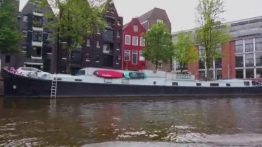 Amsterdam 'ın dış binaları. Amsterdam kanalları boyunca tekne gezisi.