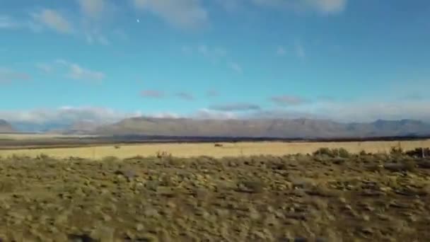 Kilátás a chilei mezőkre a kocsi ablakából. Gyönyörű természet patagónia autó ablakkal — Stock videók