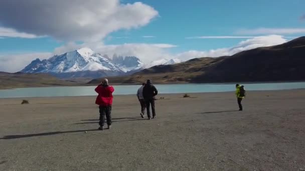 Photographers photograph the mountain Mount Cerro Payne Grande and Torres del Paine — Stock Video