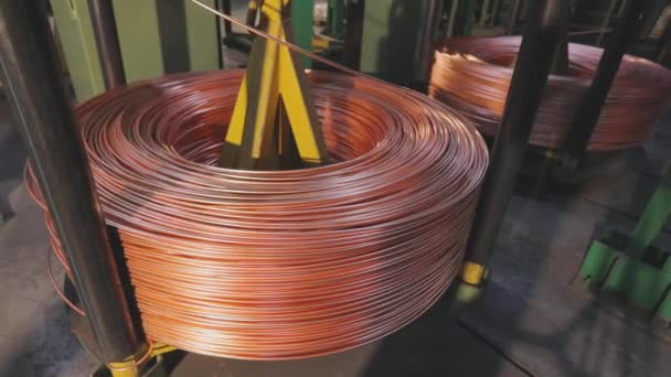 近代的なケーブル製造、ケーブル工場。近代的な工場での銅ケーブル生産プロセス — ストック動画