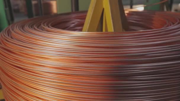 Primer plano de fabricación de cables de cobre. Cable de cobre, una bobina de cable de cobre. — Vídeos de Stock