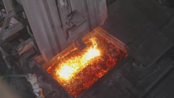 Der Ofen mit geschmolzenem Metall, das Schmelzen von Kupfer im Ofen, der Prozess des Schmelzens von Kupfer im Ofen — Stockvideo