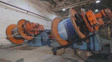 Kablolu yayın üretimi. Çok çekirdekli kablo dokuma işlemi, modern bir fabrikada kablo üretimi. Bir fabrikada çok çekirdekli kablo üretimi