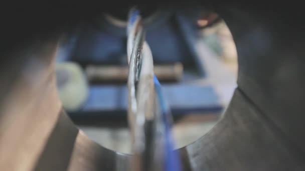 Processo di tessitura di cavi multi-core, produzione di cavi in una fabbrica moderna. Produzione di cavi multi-core in una fabbrica — Video Stock
