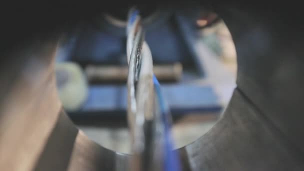 Processus de tissage de câbles multi-cœurs, production de câbles dans une usine moderne. Production de câbles multicœur dans une usine — Video