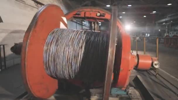 Proceso de producción de cables, mecanismo en una fábrica de cables — Vídeo de stock